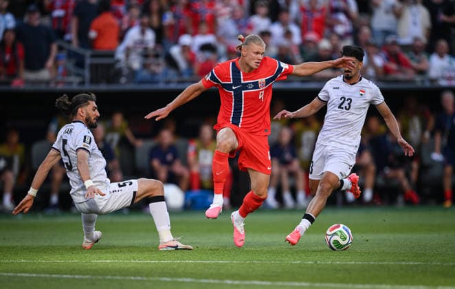 Fussball FIFA WM 2026 Vorrunde Gruppe I in Boston Norwegen - Irak 16.06.2026 Erling Haaland (Mitte, Norwegen) gegen Akam Hashem (li, Irak) und Merchas Doski (re, Irak)