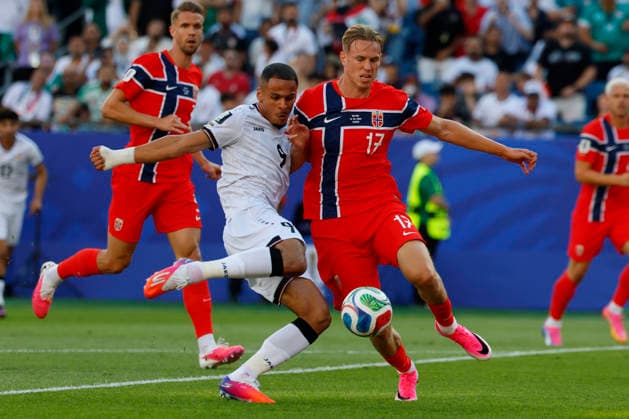 Iraq forward Ali al-Hamadi, ll and Norway defender Torbjorn Heggem, right in action during the first half of their FIFA World Cup, WM, Weltmeisterschaft, Fussball match at Gillette Stadium in Foxborough, Massachusetts, on Tuesday, June 16, 2026.  BOP20260616010 CJxGUNTHER