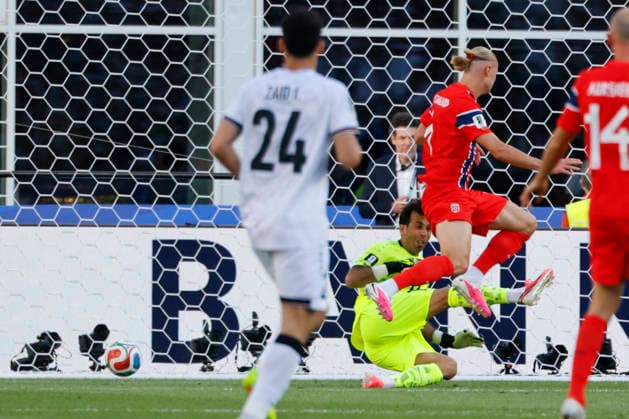 Norway forward Erling Haaland scores past Iraq goalkeeper Jalal Hassan during the first half of their FIFA World Cup, WM, Weltmeisterschaft, Fussball match at Gillette Stadium in Foxborough, Massachusetts, on Tuesday, June 16, 2026.  BOP20260616018 CJxGUNTHER