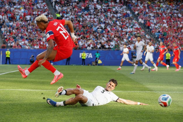 FOXBOROUGH, MA - JUNE 16: Hussein Ali 3 of Iraq slides in on Antonio Nusa 20 of Norway of Norway during the FIFA World Cup, WM, Weltmeisterschaft, Fussball 2026 Group I match between Iraq and Norway on June 16, 2026, at Boston Stadium in Foxborough, MA. (Photo by M. Anthony Nesmith Icon Sportswire) SOCCER: JUN 16 FIFA World Cup 26 Group I - Iraq vs Norway EDITORIAL USE ONLY Icon26061606