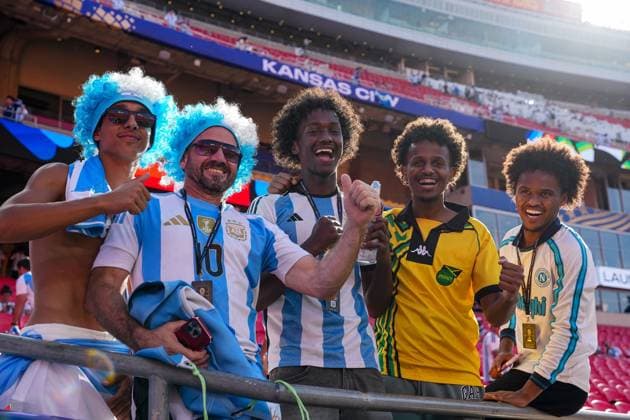 Argentina fans in the Kansas City Stadium Argentina v Algeria, 2026 FIFA World Cup, WM, Weltmeisterschaft, Fussball Group J, Football, Kansas City Stadium, Kansas, Missouri, USA - 16 Jun 2026Kansas Kansas City Stadium Missouri (MO) United States of America EDITORIAL USE ONLY No use with unauthorised audio, video, data, fixture lists, club league logos or live services. Online in-match use limited to 120 images, no video emulation. No use in betting, games or single club league player publications.  Copyright: xIsmaelxAdnan Shutterstockx 16929214n