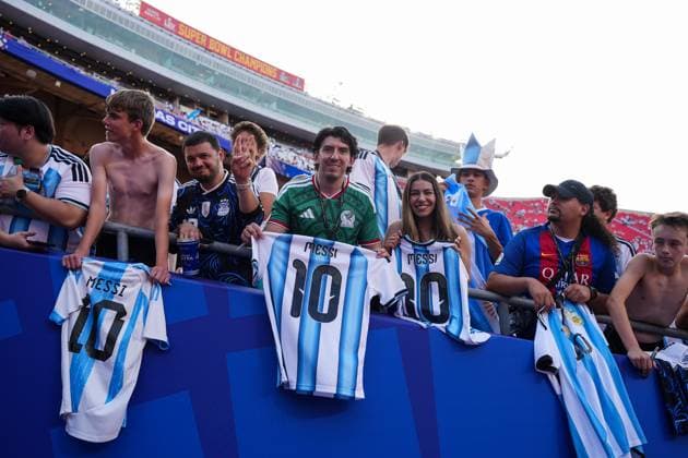 Argentina fans in the Kansas City Stadium wait for Lionel Messi of Argentina Argentina v Algeria, 2026 FIFA World Cup, WM, Weltmeisterschaft, Fussball Group J, Football, Kansas City Stadium, Kansas, Missouri, USA - 16 Jun 2026Kansas Kansas City Stadium Missouri (MO) United States of America EDITORIAL USE ONLY No use with unauthorised audio, video, data, fixture lists, club league logos or live services. Online in-match use limited to 120 images, no video emulation. No use in betting, games or single club league player publications.  Copyright: xIsmaelxAdnan Shutterstockx 16929214v