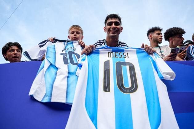 Argentina fans in the Kansas City Stadium with their Lionel Messi of Argentina kits Argentina v Algeria, 2026 FIFA World Cup, WM, Weltmeisterschaft, Fussball Group J, Football, Kansas City Stadium, Kansas, Missouri, USA - 16 Jun 2026Kansas Kansas City Stadium Missouri (MO) United States of America EDITORIAL USE ONLY No use with unauthorised audio, video, data, fixture lists, club league logos or live services. Online in-match use limited to 120 images, no video emulation. No use in betting, games or single club league player publications.  Copyright: xIsmaelxAdnan Shutterstockx 16929214r