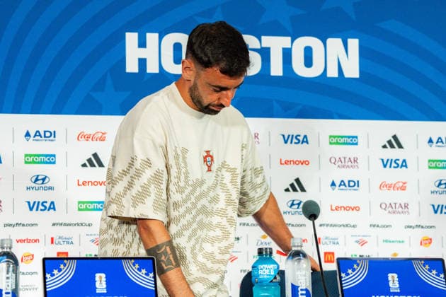 FIFA Fussball Weltmeisterschaft 2026, Gruppe K, Spiel 1, Portugal vs. DR Kongo, 16.06.2026 im NRG Stadium in Houton, Texas Pressekonferenz mit Bruno Fernandes und Roberto Martinez, Trionda Ball