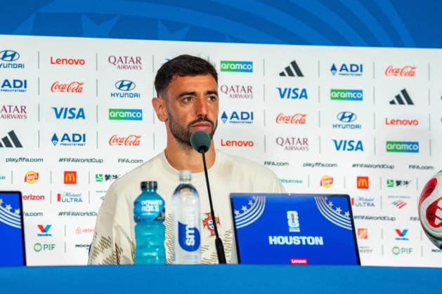 FIFA Fussball Weltmeisterschaft 2026, Gruppe K, Spiel 1, Portugal vs. DR Kongo, 16.06.2026 im NRG Stadium in Houton, Texas Pressekonferenz mit Bruno Fernandes und Roberto Martinez, Trionda Ball