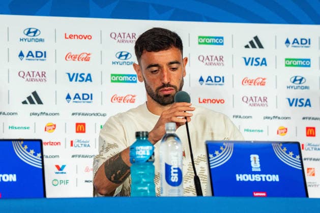 FIFA Fussball Weltmeisterschaft 2026, Gruppe K, Spiel 1, Portugal vs. DR Kongo, 16.06.2026 im NRG Stadium in Houton, Texas Pressekonferenz mit Bruno Fernandes und Roberto Martinez, Trionda Ball