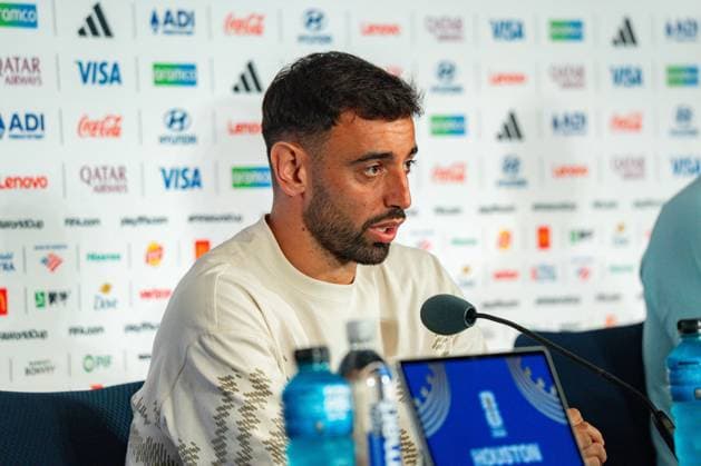 FIFA Fussball Weltmeisterschaft 2026, Gruppe K, Spiel 1, Portugal vs. DR Kongo, 16.06.2026 im NRG Stadium in Houton, Texas Pressekonferenz mit Bruno Fernandes und Roberto Martinez, Trionda Ball