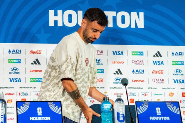 FIFA Fussball Weltmeisterschaft 2026, Gruppe K, Spiel 1, Portugal vs. DR Kongo, 16.06.2026 im NRG Stadium in Houton, Texas Pressekonferenz mit Bruno Fernandes und Roberto Martinez, Trionda Ball