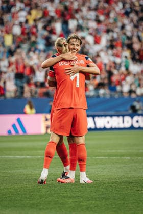 Fußball Herren FIFA Fußball-Weltmeisterschaft 2026 Gruppe I Irak vs. Norwegen 16.06.2026 v.l. Erling Haaland ( 9, Norwegen) und Sander Berge ( 8, Norwegen) umarmen sich Boston Boston Stadium Massachusetts United States of America