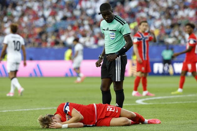 FIFA World Cup, WM, Weltmeisterschaft, Fussball 2026 - Group I - Iraq vs Norway Referee Pierre Atcho (top) checks on Andreas Schjelderup of Norway during the FIFA World Cup 2026 group stage match Iraq against Norway, in Boston, Massachusetts, USA, 16 June 2026. Foxborough United States  Copyright: xGREGxM.xCOOPERx