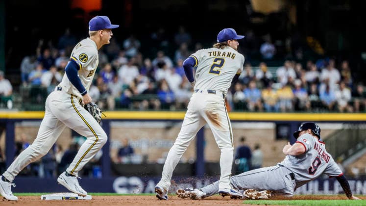 Milwaukee Brewers shortstop Cooper Pratt (L) watches as Milwaukee Brewers second baseman Brice Turang (C) forces out Cleveland Guardians first baseman Kyle Manzardo (R) and turns a double play on Cleveland Guardians left fielder Steven Kwan in the second inning of the MLB, Baseball Herren, USA game between the Cleveland Guardians and the Milwaukee Brewers at American Family Field in Milwaukee, Wisconsin on Tuesday, June 16, 2026.  MIL20260616805 TANNENxMAURY