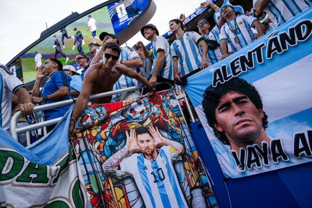 260616 Fans of Argentina with banners of Lionel Messi and Diego Maradona ahead of the FIFA World Cup, WM, Weltmeisterschaft, Fussball 2026 football match between Argentina and Algeria on June 16, 2026 in Kansas City. Photo: Joel Marklund BILDBYRAN kod JM JM0825 bbeng fotboll football soccer fotball vm fotbolls-vm fotball-vm fotbolls-vm 2026 fifa world cup 2026 argentina algeria algeriet supporter publik *** June 16, 2026  Copyright: JOELxMARKLUND BB260616JM004