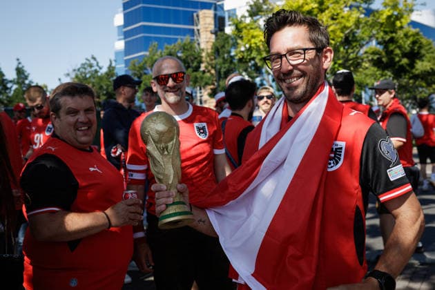 SOCCER - FIFA World Cup, WM, Weltmeisterschaft, Fussball 2026 SANTA CLARA,CALIFORNIA,USA,17.JUN.26 - SOCCER - FIFA World Cup 2026, group stage, Austria vs Jordan. Image shows fans of AUT with a trophy.  GEPAxpictures xArminxRauthner
