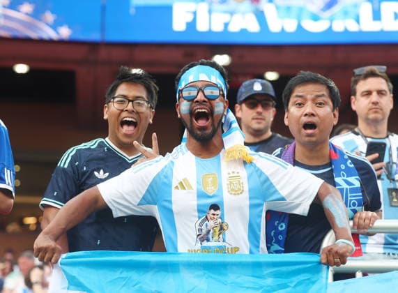 Argentina fans shows their support before a match against Algeria during the FIFA World Cup, WM, Weltmeisterschaft, Fussball at Arrowhead Stadium in Kansas City, Missouri, on Tuesday, June 16, 2026.  KAN20260616903 CHRISTIANxBRUNSKILL