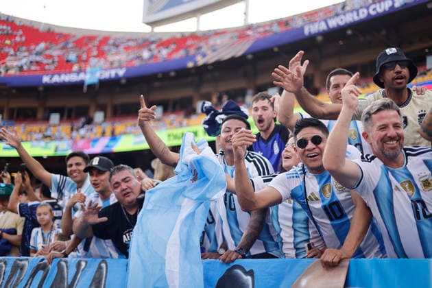 Fans in Argentina cheer during a Group J match of the FIFA World Cup, WM, Weltmeisterschaft, Fussball between France and Senegal at Kansas City stadium in Kansas, United States, 16 June 2026. FIFA World Cup 2026 - Group J - Argentina vs Argelia !ACHTUNG: NUR REDAKTIONELLE NUTZUNG!  Copyright: xJuanxIgnacioxRoncoronix GR3045 20260617-55020616440_1