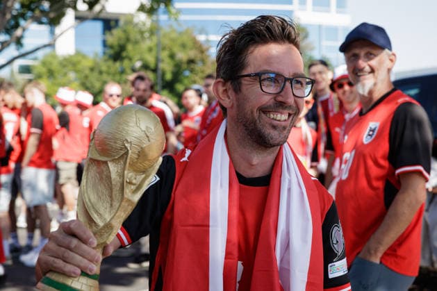 SOCCER - FIFA World Cup, WM, Weltmeisterschaft, Fussball 2026 SANTA CLARA,CALIFORNIA,USA,17.JUN.26 - SOCCER - FIFA World Cup 2026, group stage, Austria vs Jordan. Image shows a fan of AUT with a trophy.  GEPAxpictures xArminxRauthner