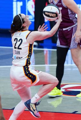 INDIANAPOLIS, IN - JUNE 16: Indiana Fever guard Caitlin Clark (22) takes a shot against the Toronto Tempo on June 16, 2026, at Gainbridge Fieldhouse in Indianapolis, Indiana. (Photo by Brian Spurlock Icon Sportswire) WNBA, Basketball Damen, USA JUN 16 Toronto Tempo at Indiana Fever EDITORIAL USE ONLY Icon26061610
