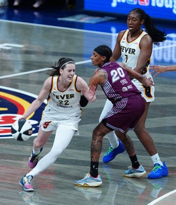 INDIANAPOLIS, IN - JUNE 16: Indiana Fever guard Caitlin Clark (22) drives to the basket against the Toronto Tempo on June 16, 2026, at Gainbridge Fieldhouse in Indianapolis, Indiana. (Photo by Brian Spurlock Icon Sportswire) WNBA, Basketball Damen, USA JUN 16 Toronto Tempo at Indiana Fever EDITORIAL USE ONLY Icon26061611