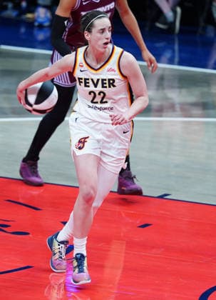 INDIANAPOLIS, IN - JUNE 16: Indiana Fever guard Caitlin Clark (22) throws a behind the back pass for an assist against the Toronto Tempo on June 16, 2026, at Gainbridge Fieldhouse in Indianapolis, Indiana. (Photo by Brian Spurlock Icon Sportswire) WNBA, Basketball Damen, USA JUN 16 Toronto Tempo at Indiana Fever EDITORIAL USE ONLY Icon26061612