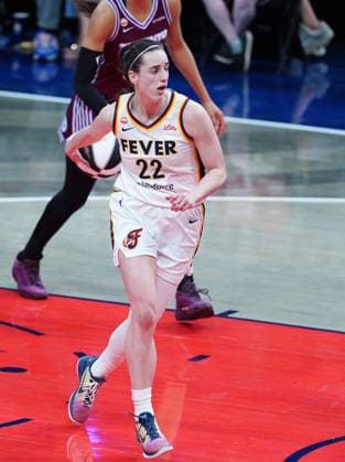 INDIANAPOLIS, IN - JUNE 16: Indiana Fever guard Caitlin Clark (22) throws a behind the back pass for an assist against the Toronto Tempo on June 16, 2026, at Gainbridge Fieldhouse in Indianapolis, Indiana. (Photo by Brian Spurlock Icon Sportswire) WNBA, Basketball Damen, USA JUN 16 Toronto Tempo at Indiana Fever EDITORIAL USE ONLY Icon26061613
