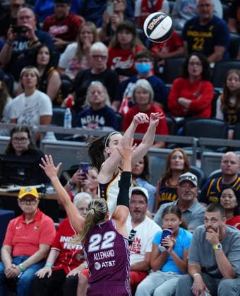 INDIANAPOLIS, IN - JUNE 16: Indiana Fever guard Caitlin Clark (22) takes a 3 point shot against the Toronto Tempo on June 16, 2026, at Gainbridge Fieldhouse in Indianapolis, Indiana. (Photo by Brian Spurlock Icon Sportswire) WNBA, Basketball Damen, USA JUN 16 Toronto Tempo at Indiana Fever EDITORIAL USE ONLY Icon2606166