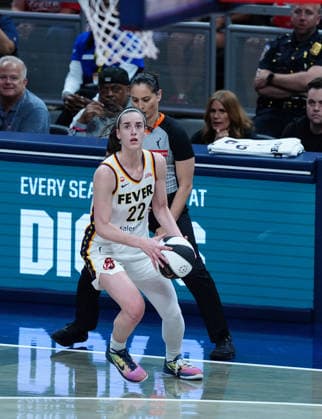 INDIANAPOLIS, IN - JUNE 16: Indiana Fever guard Caitlin Clark (22) takes a 3 point shot against the Toronto Tempo on June 16, 2026, at Gainbridge Fieldhouse in Indianapolis, Indiana. (Photo by Brian Spurlock Icon Sportswire) WNBA, Basketball Damen, USA JUN 16 Toronto Tempo at Indiana Fever EDITORIAL USE ONLY Icon2606167