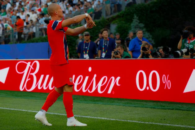 Norway defender Leo Ostigard gestures to the fans following his goal against Iraq during the second half of their FIFA World Cup, WM, Weltmeisterschaft, Fussball match at Gillette Stadium in Foxborough, Massachusetts, on Tuesday, June 16, 2026.  BOP20260616029 CJxGUNTHER