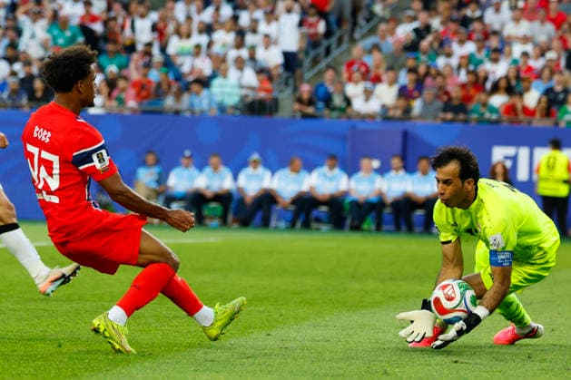 Iraq goalkeeper Jalal Hassan stops the shot of Norway midfielder Oscar Bobb during the second half of their FIFA World Cup, WM, Weltmeisterschaft, Fussball match at Gillette Stadium in Foxborough, Massachusetts, on Tuesday, June 16, 2026.  BOP20260616031 CJxGUNTHER