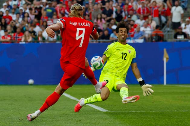 Iraq goalkeeper Jalal Hassan blocks the shot of Norway forward Erling Haaland during the second half of their FIFA World Cup, WM, Weltmeisterschaft, Fussball match at Gillette Stadium in Foxborough, Massachusetts, on Tuesday, June 16, 2026.  BOP20260616034 CJxGUNTHER