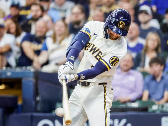 Milwaukee Brewers second baseman Brice Turang hits a home run in the fourth inning of the MLB, Baseball Herren, USA game between the Cleveland Guardians and the Milwaukee Brewers at American Family Field in Milwaukee, Wisconsin on Tuesday, June 16, 2026.  MIL20260616810 TANNENxMAURY