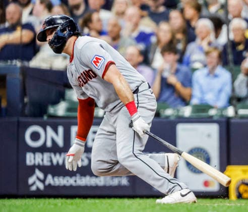 Cleveland Guardians catcher Austin Hedges hits a single in the sixth inning of the MLB, Baseball Herren, USA game between the Cleveland Guardians and the Milwaukee Brewers at American Family Field in Milwaukee, Wisconsin on Tuesday, June 16, 2026.  MIL20260616814 TANNENxMAURY