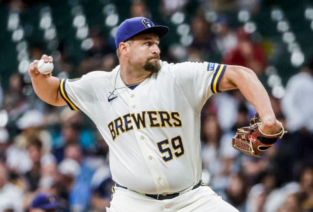 Milwaukee Brewers relief pitcher Joel Kuhnel throws in the sixth inning of the MLB, Baseball Herren, USA game between the Cleveland Guardians and the Milwaukee Brewers at American Family Field in Milwaukee, Wisconsin on Tuesday, June 16, 2026.  MIL20260616815 TANNENxMAURY