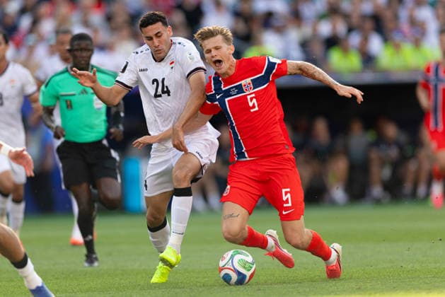 June 16, 2026; Foxborough, Massachusetts, USA; Iraq midfielder Zaid Ismael (24) tackles Norway defender David Moller Wolfe (5) in a FIFA World Cup, WM, Weltmeisterschaft, Fussball 2026 Group I match between Iraq and Norway at Boston Stadium. (c) CSM - ZUMAc04_ 20260616_zma_c04_019 Copyright: xBurtxGranofskyx