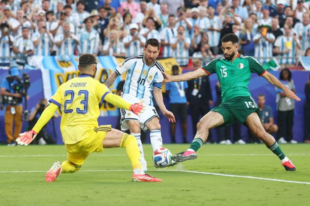 Argentina s Lionel Messi shoots the ball past Algeria s goalkeeper Luca Zidane as Algeria s Rayan Ait-Nouri defends but is called offside during the first half of a FIFA World Cup, WM, Weltmeisterschaft, Fussball match at Arrowhead Stadium in Kansas City, Missouri, on Tuesday, June 16, 2026.  KAN20260616907 CHRISTIANxBRUNSKILL