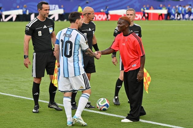FIFA World Cup, WM, Weltmeisterschaft, Fussball 2026 - Group J - Argentina vs Algeria Temwa Chawinga of the Kansas City Current (R) shakes hands with Lionel Messi of Argentina ahead of the FIFA World Cup 2026 group stage match Argentina against Algeria, in Kansas City, Missouri, USA, 16 June 2026. KANSAS CITY United States  Copyright: xAMYxKONTRASx