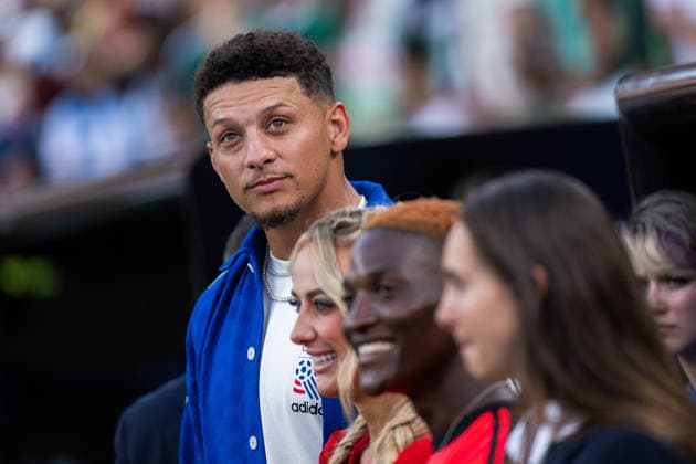 260616 Patrick Mahomes of Kansas City Chiefs watching the game during the FIFA World Cup, WM, Weltmeisterschaft, Fussball 2026 football match between Argentina and Algeria on June 16, 2026 in Kansas City. Photo: Joel Marklund BILDBYRAN kod JM JM0825 bbeng fotboll football soccer fotball vm fotbolls-vm fotball-vm fotbolls-vm 2026 fifa world cup 2026 argentina algeria algeriet
