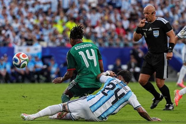 Enzo Fernandez of Argentina tackles Hicham Boudaoui of Algeria Argentina v Algeria, 2026 FIFA World Cup, WM, Weltmeisterschaft, Fussball Group J, Football, Kansas City Stadium, Kansas, Missouri, USA - 16 Jun 2026Kansas Kansas City Stadium Missouri (MO) United States of America EDITORIAL USE ONLY No use with unauthorised audio, video, data, fixture lists, club league logos or live services. Online in-match use limited to 120 images, no video emulation. No use in betting, games or single club league player publications.  Copyright: xIsmaelxAdnan Shutterstockx 16929214bc