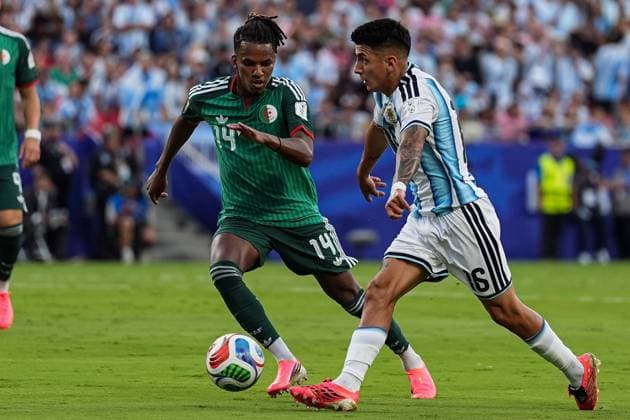 Thiago Almada of Argentina passes the ball past Hicham Boudaoui of Algeria Argentina v Algeria, 2026 FIFA World Cup, WM, Weltmeisterschaft, Fussball Group J, Football, Kansas City Stadium, Kansas, Missouri, USA - 16 Jun 2026Kansas Kansas City Stadium Missouri (MO) United States of America EDITORIAL USE ONLY No use with unauthorised audio, video, data, fixture lists, club league logos or live services. Online in-match use limited to 120 images, no video emulation. No use in betting, games or single club league player publications.  Copyright: xIsmaelxAdnan Shutterstockx 16929214bd