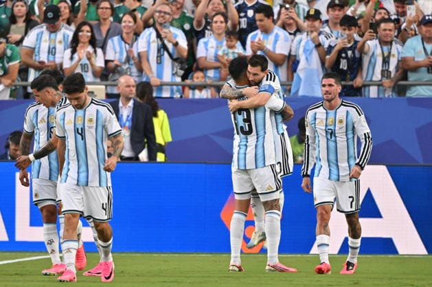 FIFA World Cup, WM, Weltmeisterschaft, Fussball 2026 - Group J - Argentina vs Algeria Lionel Messi of Argentina (2-R) celebrates with his teammates after scoring the 1-0 goal during the FIFA World Cup 2026 group stage match Argentina against Algeria, in Kansas City, Missouri, USA, 16 June 2026. KANSAS CITY United States  Copyright: xAMYxKONTRASx