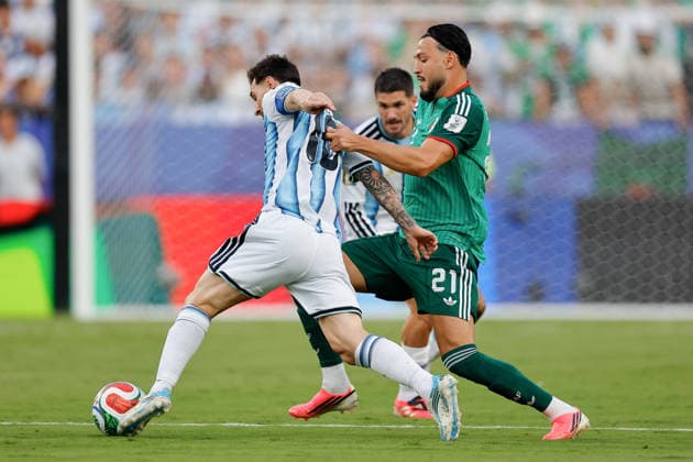 Lionel Messi (L) of Argentina vies for the ball with Ramy Bensebaini of Algeria during the FIFA World Cup, WM, Weltmeisterschaft, Fussball 2026 group stage match Argentina against Algeria at Arrowhead Stadium in Kansas, United States, 16 June 2026. FIFA World Cup 2026 - Group J - Argentina vs Algeria !ACHTUNG: NUR REDAKTIONELLE NUTZUNG!  Copyright: xJuanxIgnacioxRoncoronix GR3112 20260617-55020616618_1