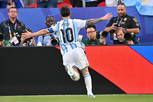 FIFA World Cup, WM, Weltmeisterschaft, Fussball 2026 - Group J - Argentina vs Algeria Lionel Messi of Argentina (C) celebrates with his teammates after scoring the 1-0 goal during the FIFA World Cup 2026 group stage match Argentina against Algeria, in Kansas City, Missouri, USA, 16 June 2026. KANSAS CITY United States  Copyright: xAMYxKONTRASx