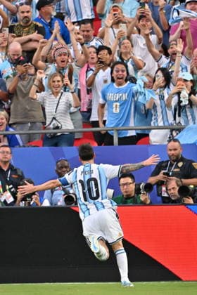 FIFA World Cup, WM, Weltmeisterschaft, Fussball 2026 - Group J - Argentina vs Algeria Lionel Messi of Argentina (C) celebrates with his teammates after scoring the 1-0 goal during the FIFA World Cup 2026 group stage match Argentina against Algeria, in Kansas City, Missouri, USA, 16 June 2026. KANSAS CITY United States  Copyright: xAMYxKONTRASx