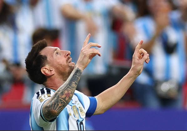 Argentina s Lionel Messi celebrates after scoring against Algeria in the first half in a FIFA World Cup, WM, Weltmeisterschaft, Fussball match at Arrowhead Stadium in Kansas City, Missouri, on Tuesday, June 16, 2026.  KAN20260616910 CHRISTIANxBRUNSKILL