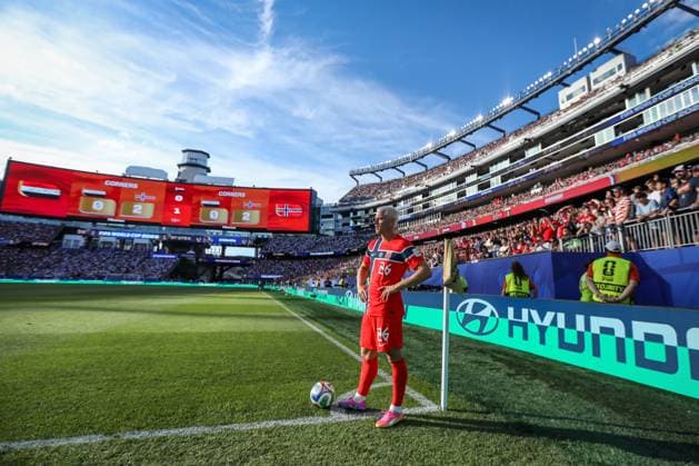 Iraq v Norway Group I - FIFA World Cup, WM, Weltmeisterschaft, Fussball 2026 FOXBOROUGH, MASSACHUSETTS - JUNE 16: Morten Thorsby 21 of Norway prepares to take a corner kick while signaling to teammates during the FIFA World Cup 2026 Group I match between Iraq and Norway at Boston Stadium on June 16, 2026 in Foxborough, Massachusetts. The scoreboard displays a 1-1 tie between the two teams. photo by Ayman Aref JNA Press MASSACHUSETTS Copyright: x xAymanxArefxMohamedxSaadxElxDinx xJNAxPressx