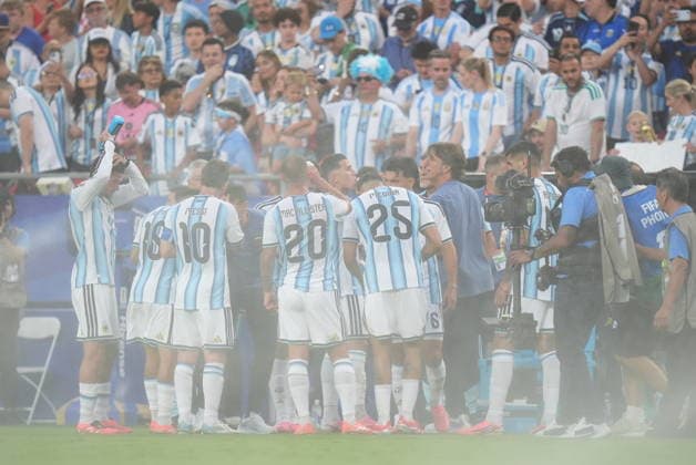 Argentina v Algeria - FIFA World Cup, WM, Weltmeisterschaft, Fussball 2026 - Group J KANSAS CITY, UNITED STATES - JUNE 16: Players of Argentina are seen at the hydration break during the 2026 FIFA World Cup First Stage Group J match between Argentina and Algeria at Arrowhead Stadium (Kansas City Stadium) in Kansas City, Missouri, United States on June 16, 2026. Hakan Akgun Anadolu Missouri United States. Editorial use only. Please get in touch for any other usage.  Copyright: x2026xAnadoluxHakanxAkgunx