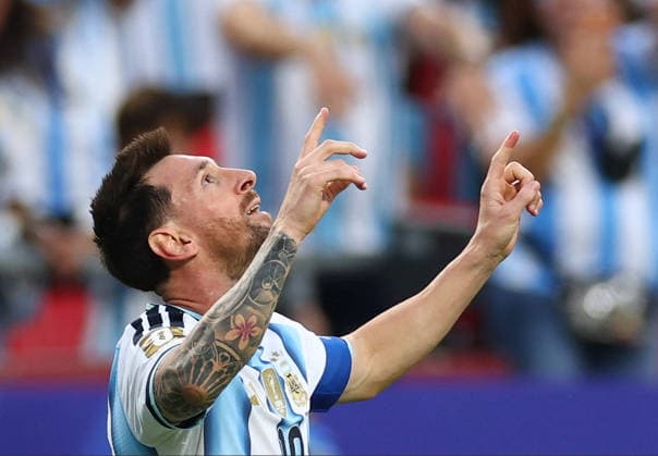 Argentina s Lionel Messi celebrates after scoring against Algeria in the first half in a FIFA World Cup, WM, Weltmeisterschaft, Fussball match at Arrowhead Stadium in Kansas City, Missouri, on Tuesday, June 16, 2026.  KAN20260616910 CHRISTIANxBRUNSKILL