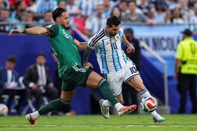 Lionel Messi of Argentina dribbles past Ramy Bensebaini of Algeria Argentina v Algeria, 2026 FIFA World Cup, WM, Weltmeisterschaft, Fussball Group J, Football, Kansas City Stadium, Kansas, Missouri, USA - 16 Jun 2026Kansas Kansas City Stadium Missouri (MO) United States of America EDITORIAL USE ONLY No use with unauthorised audio, video, data, fixture lists, club league logos or live services. Online in-match use limited to 120 images, no video emulation. No use in betting, games or single club league player publications.  Copyright: xIsmaelxAdnan Shutterstockx 16929214bw