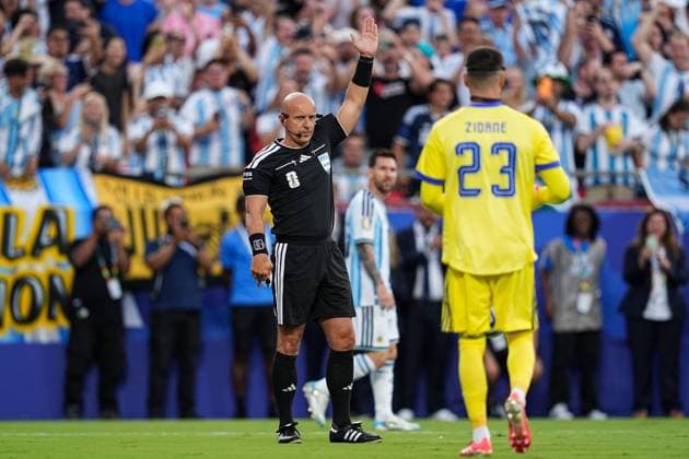 Szymon Marciniak calls Lionel Messi of Argentina goal offside Argentina v Algeria, 2026 FIFA World Cup, WM, Weltmeisterschaft, Fussball Group J, Football, Kansas City Stadium, Kansas, Missouri, USA - 16 Jun 2026Kansas Kansas City Stadium Missouri (MO) United States of America EDITORIAL USE ONLY No use with unauthorised audio, video, data, fixture lists, club league logos or live services. Online in-match use limited to 120 images, no video emulation. No use in betting, games or single club league player publications.  Copyright: xIsmaelxAdnan Shutterstockx 16929214bt