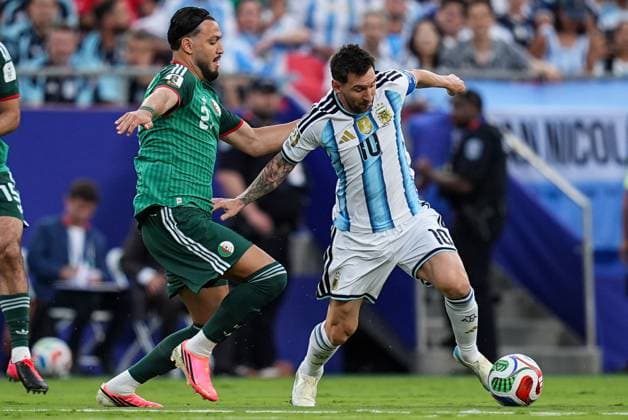 Lionel Messi of Argentina dribbles past Ramy Bensebaini of Algeria Argentina v Algeria, 2026 FIFA World Cup, WM, Weltmeisterschaft, Fussball Group J, Football, Kansas City Stadium, Kansas, Missouri, USA - 16 Jun 2026Kansas Kansas City Stadium Missouri (MO) United States of America EDITORIAL USE ONLY No use with unauthorised audio, video, data, fixture lists, club league logos or live services. Online in-match use limited to 120 images, no video emulation. No use in betting, games or single club league player publications.  Copyright: xIsmaelxAdnan Shutterstockx 16929214bu