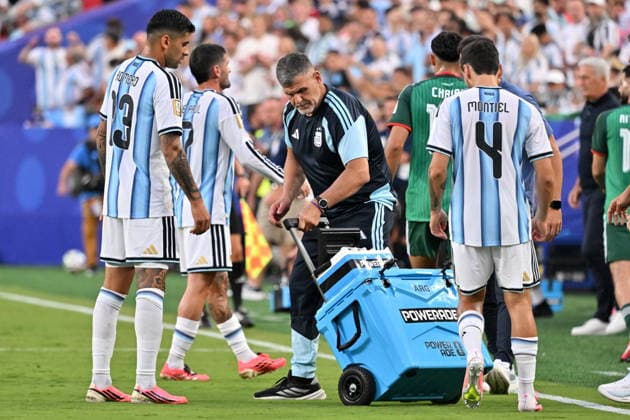 FIFA World Cup, WM, Weltmeisterschaft, Fussball 2026 - Group J - Argentina vs Algeria Players of Argentina gather for the first hydration break of the FIFA World Cup 2026 group stage match Argentina against Algeria, in Kansas City, Missouri, USA, 16 June 2026. KANSAS CITY United States  Copyright: xAMYxKONTRASx